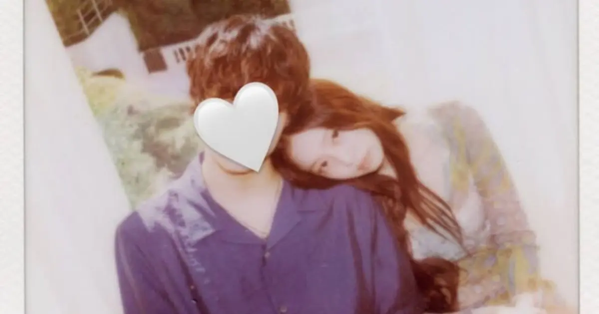 Blackpink's Jennie posts photo with mystery man
